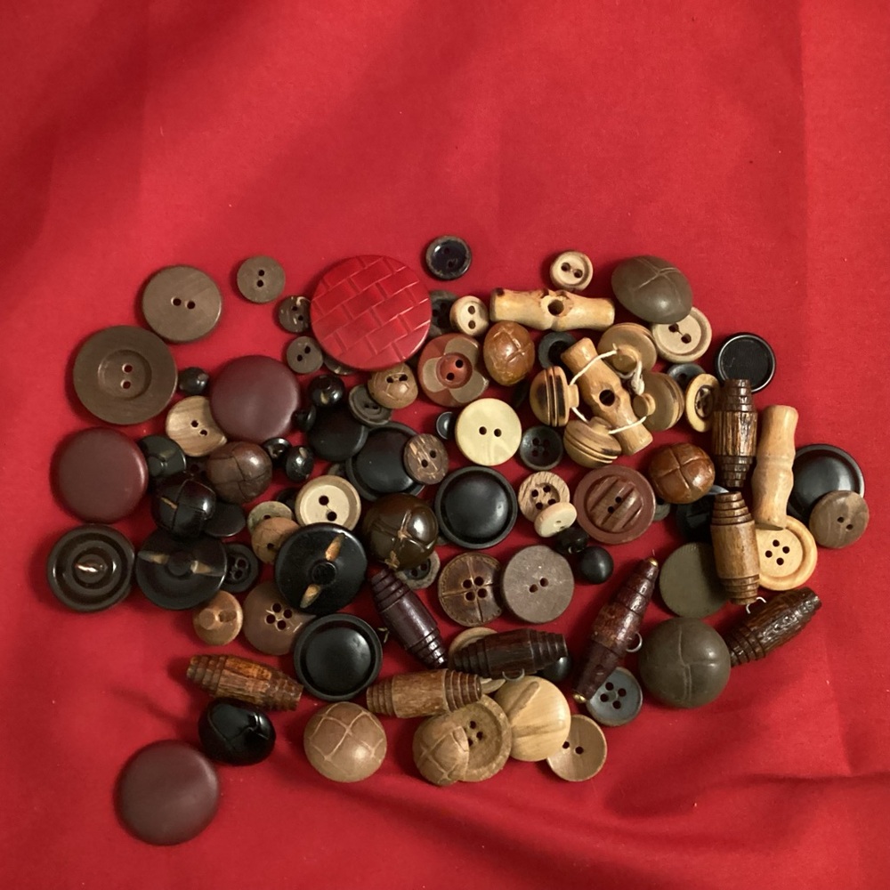 133 grams wood sewing buttons lot